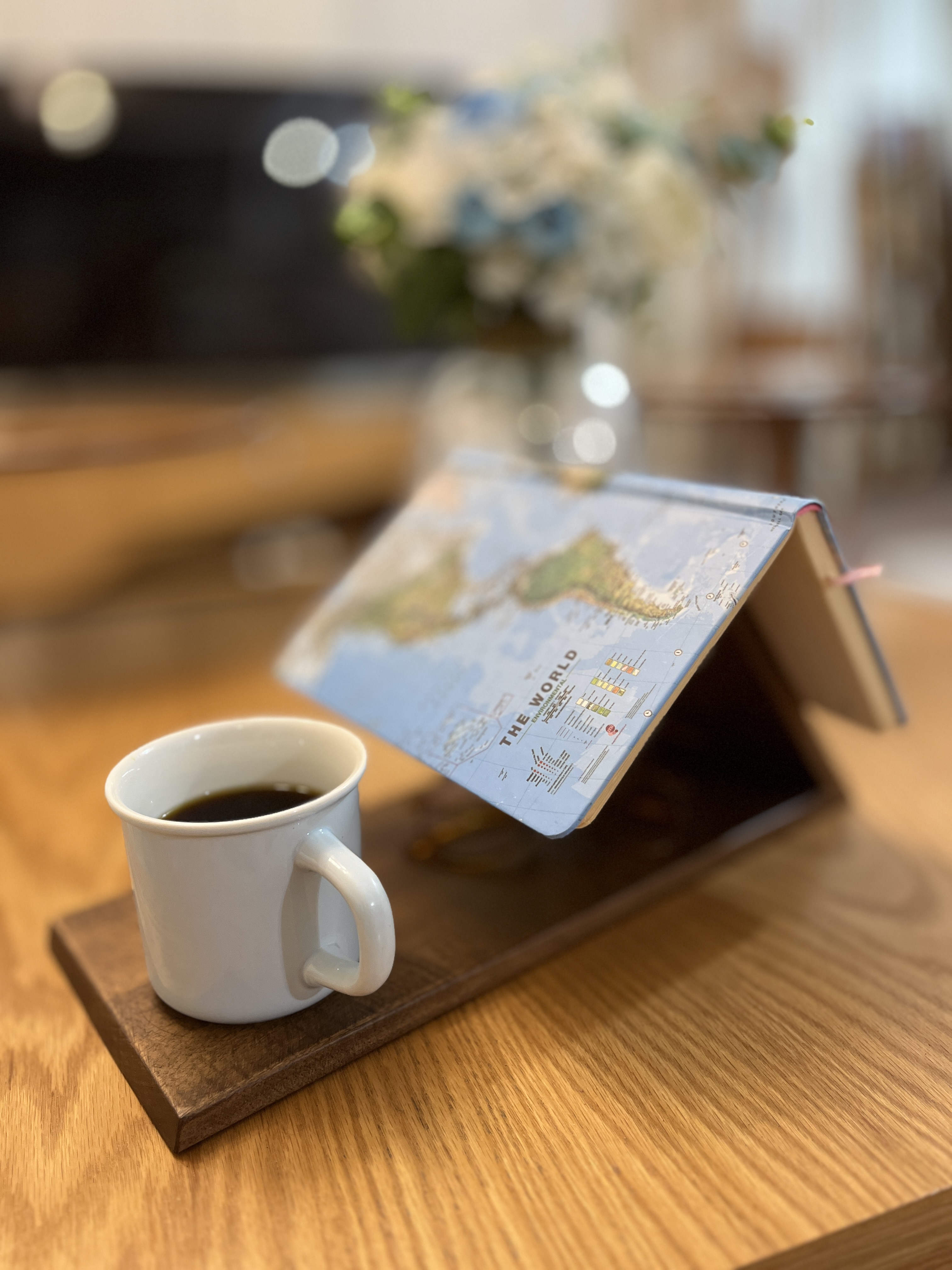 کتاب باز( پایه نگهدارنده‌‌ی چوبی)